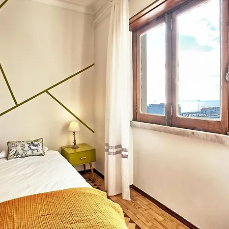 Apartament Fuer 17 Personen Und 1 Kind In Lizbona
